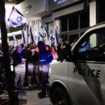 סוף למצור: שרה נתניהו חולצה בליווי כוחות רבים מהמספרה בכיכר המדינה בת"א
