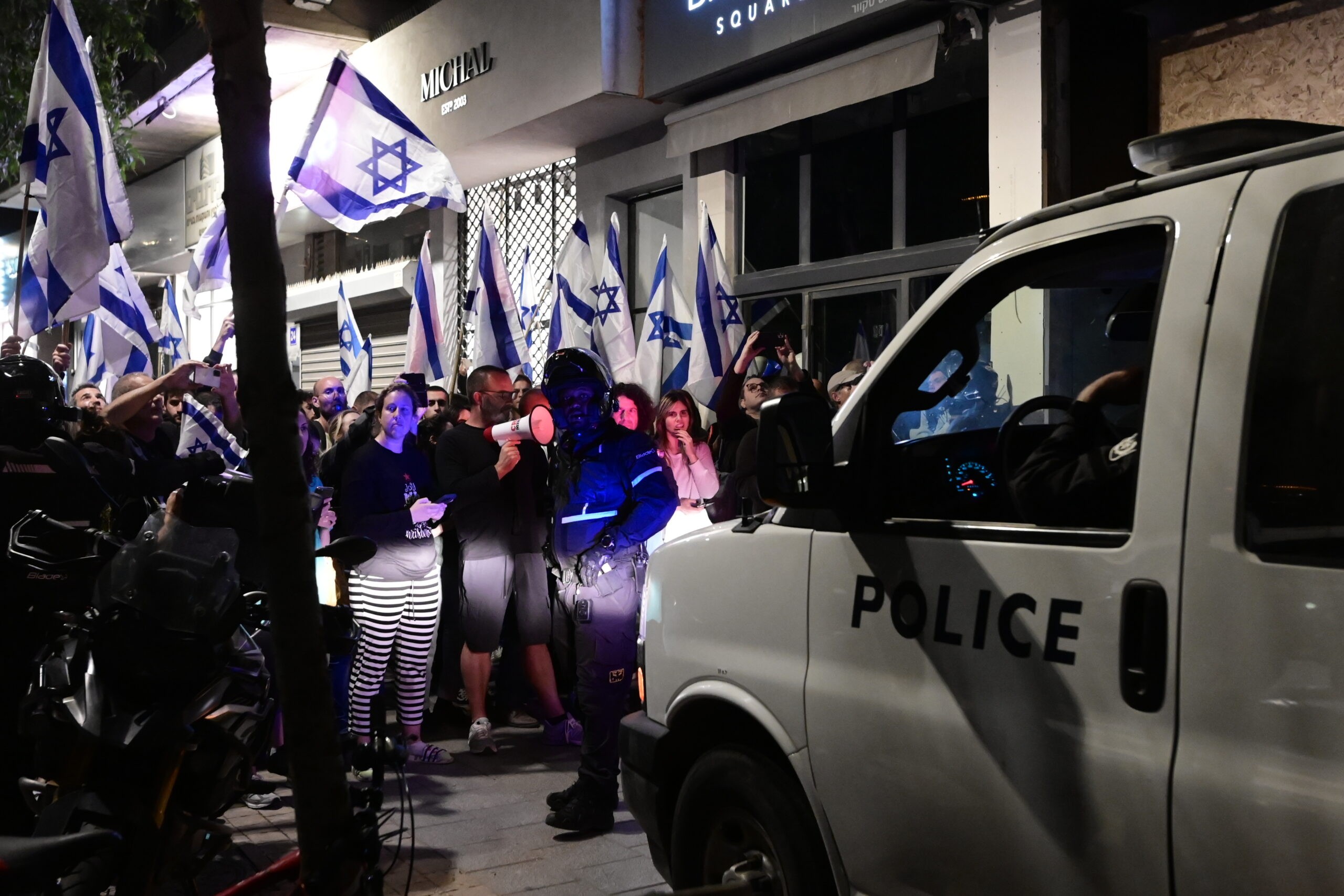 פעילי השמאל מכתרים את המספרה אליה הגיעה שרה נתניהו | צילום: אבשלום ששוני, פלאש90