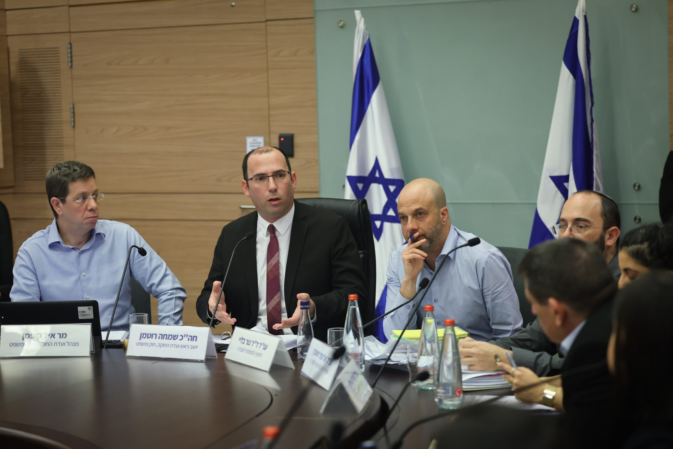 לאחר העימות הסוער - הדיון בוועדה נפתח במסר מפויס | צפו