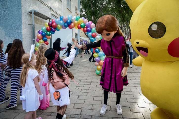 חגיגות פורים בבתי הספר: צפו בתמונות ובתחפושות הילדים ברחבי הארץ