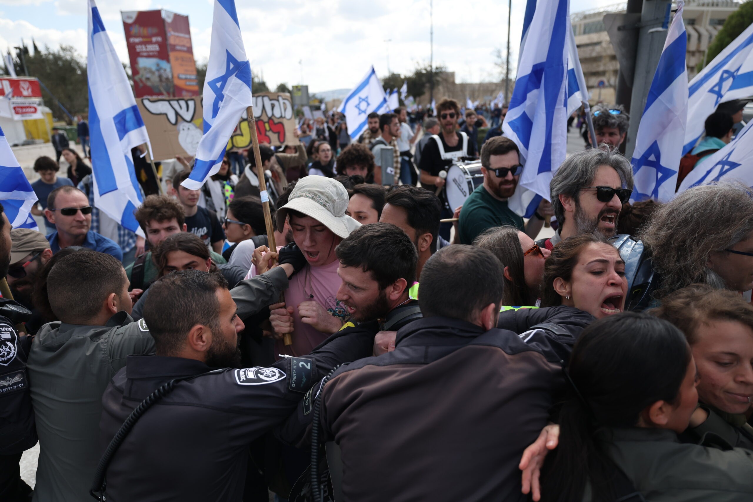 "אנרכיה של ממש": מפגינים השתמשו באלימות כלפי צוות ערוץ 14