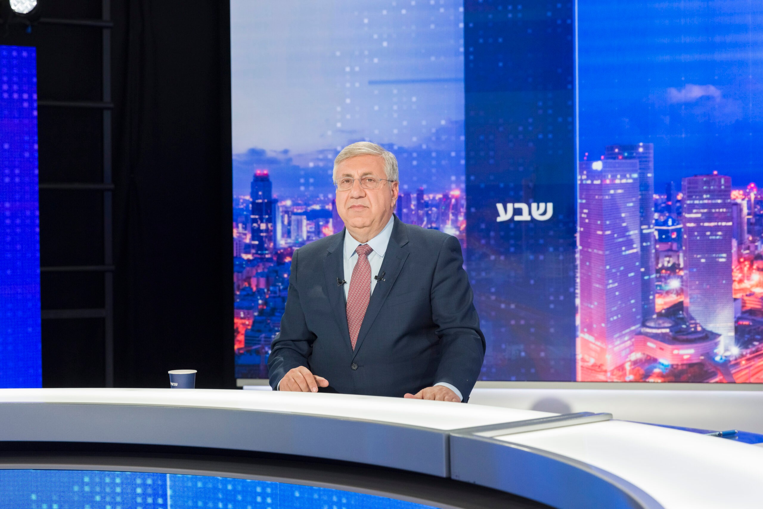 העיתונאי והפרשן יעקב ברדוגו, מגיש תוכנית "שבע" | קרדיט: סטודיו תומאס תומר שלום