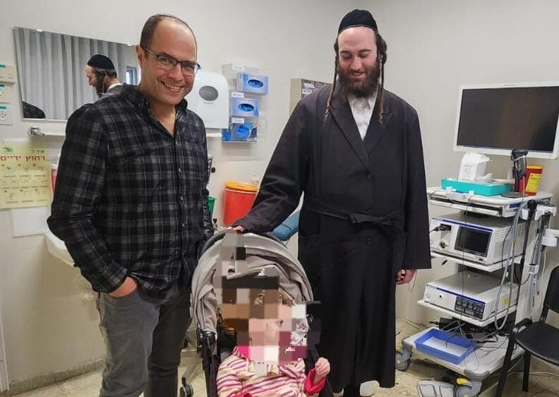ניצלה ברגע האחרון: פעוטה בת 4 שתתה מים רותחים ישירות מהקומקום