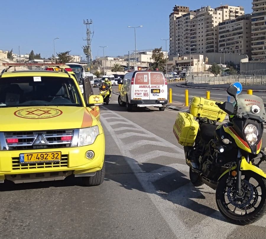 ממתינים לאמבולנסים של הסהר האדום | צילום: יהודה בנדר, תיעוד מבצעי מד"א