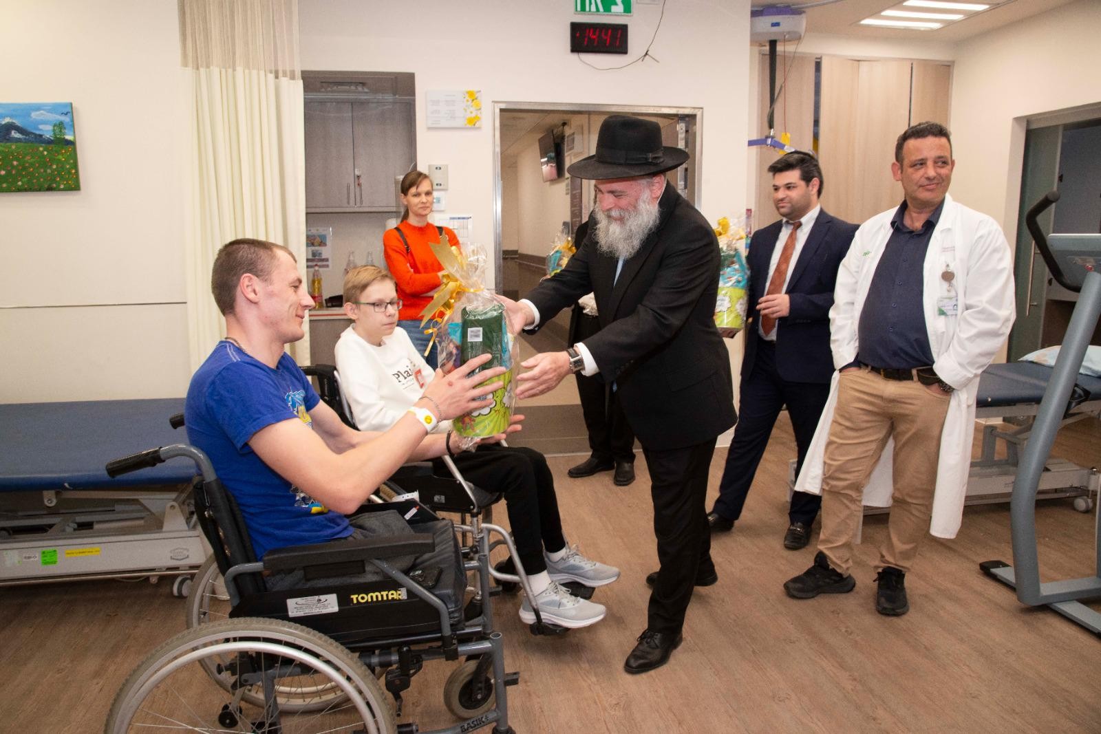צפו: החיילים הפצועים מאוקראינה חגגו פורים בבית החולים בישראל