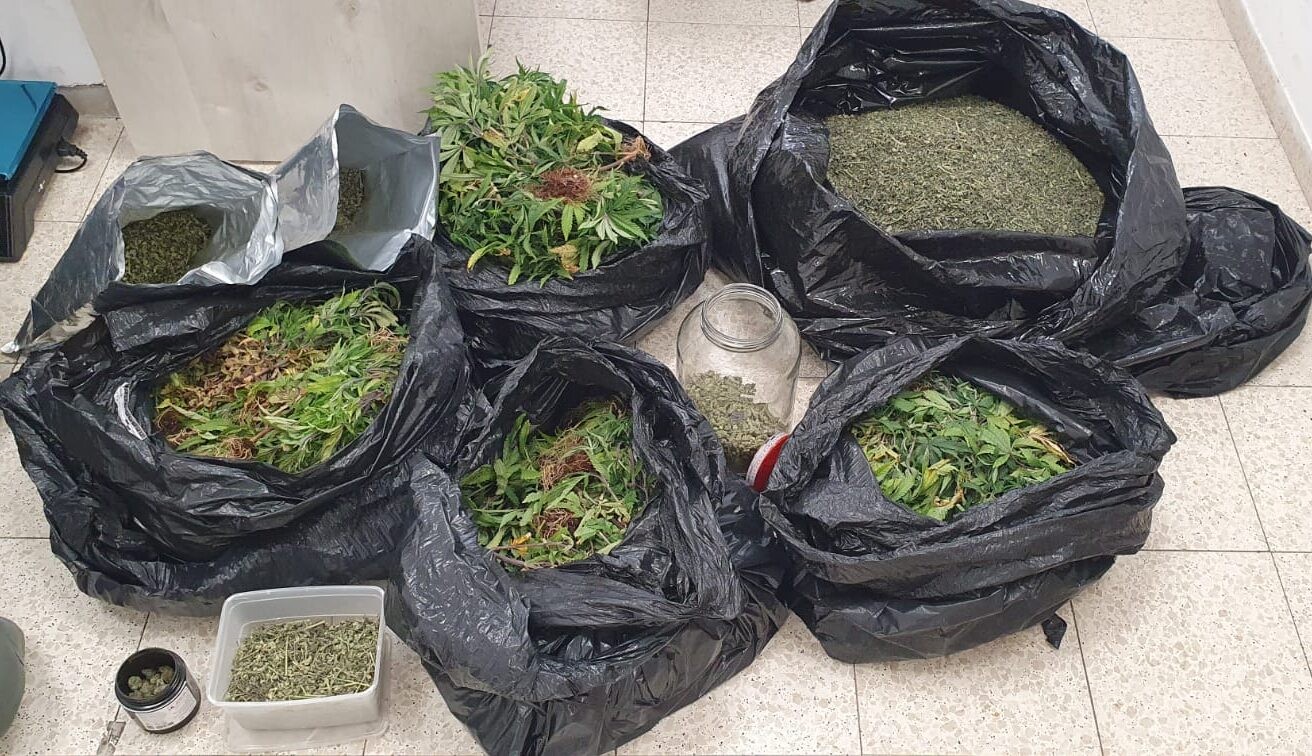 שקים של כ-5.5 ק"ג וציוד גידול: פשיטה על מעבדת סמים באשקלון | תיעוד