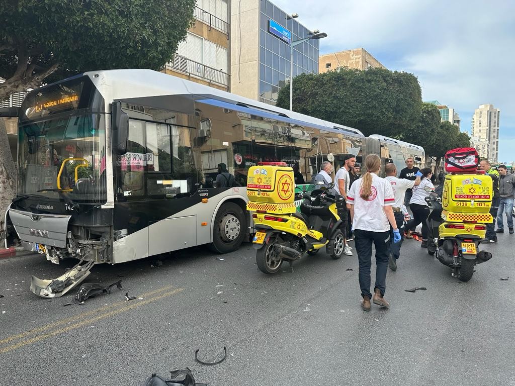 רוכב אופנוע נפגע מאוטובוס ופצע 2 ילדים ברחוב בלפור בבת ים
