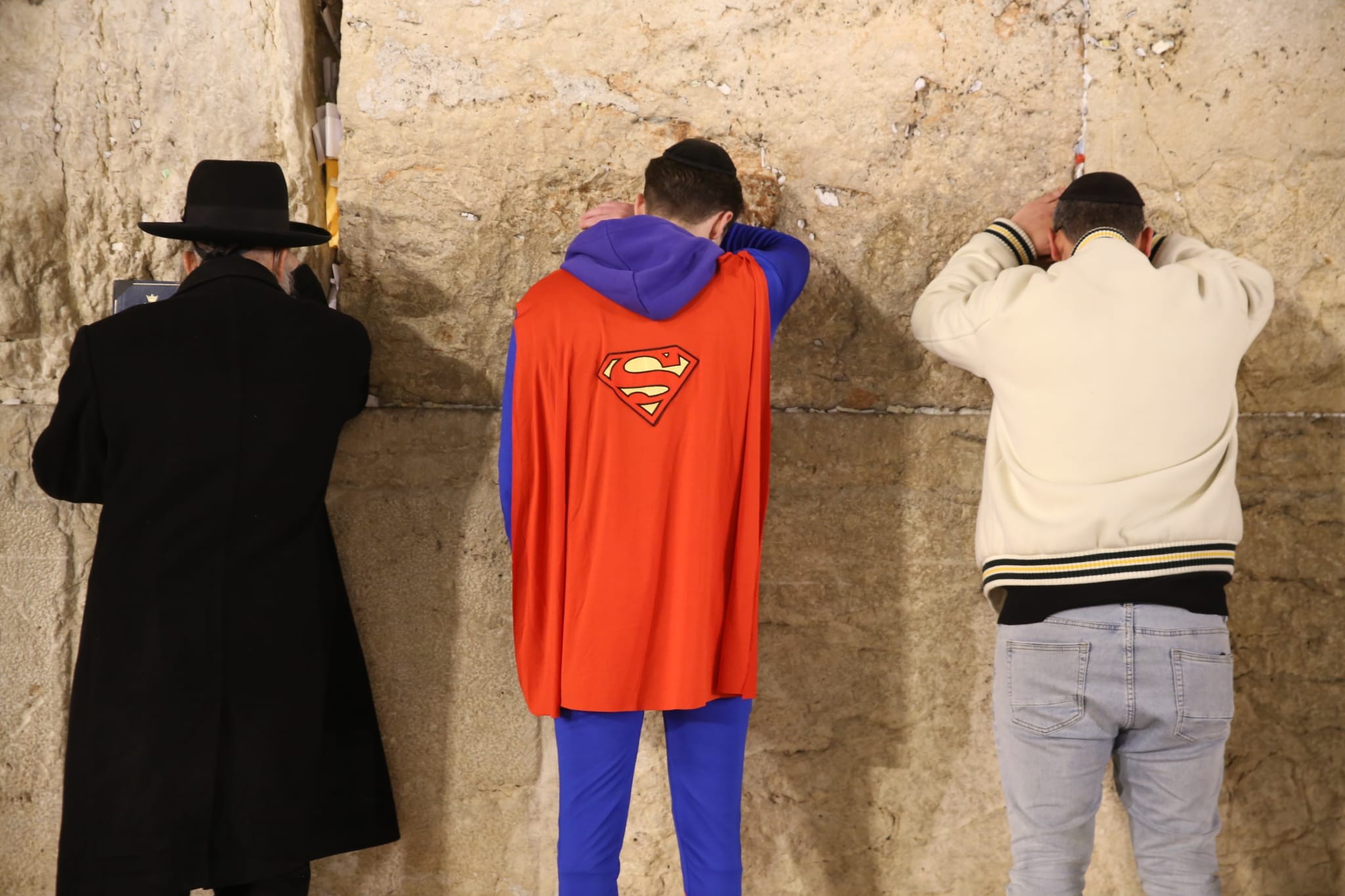 מרגש: מאות מבקרים הגיעו הערב לכותל המערבי בתחפושות | צפו