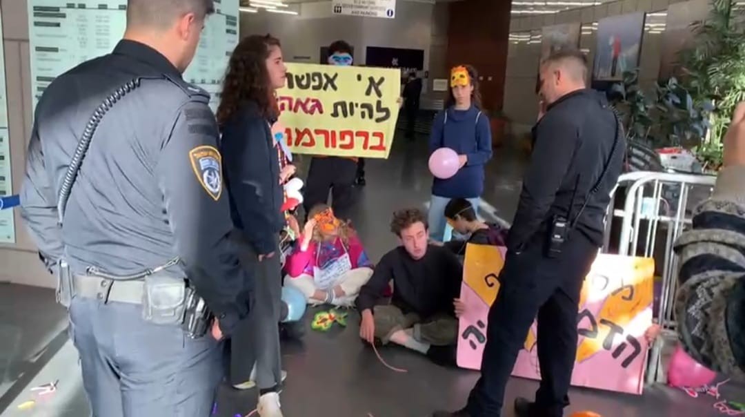 "אנחנו מודבקים לרצפה": פעילי שמאל חסמו את הכניסה לקריית הממשלה | צפו