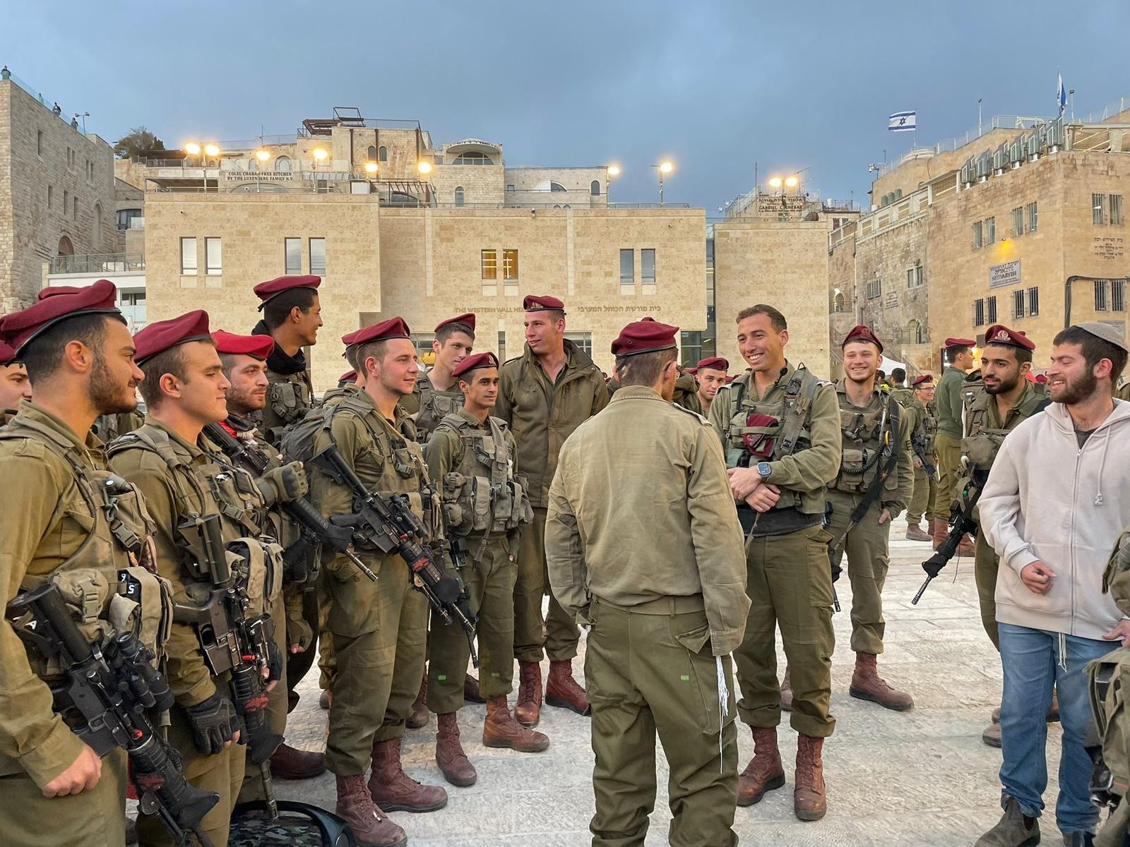 מרגש: כ-1,000 חיילים חיכו בכותל לקצין נדב שנפצע בפיגוע בעיר דוד | צפו