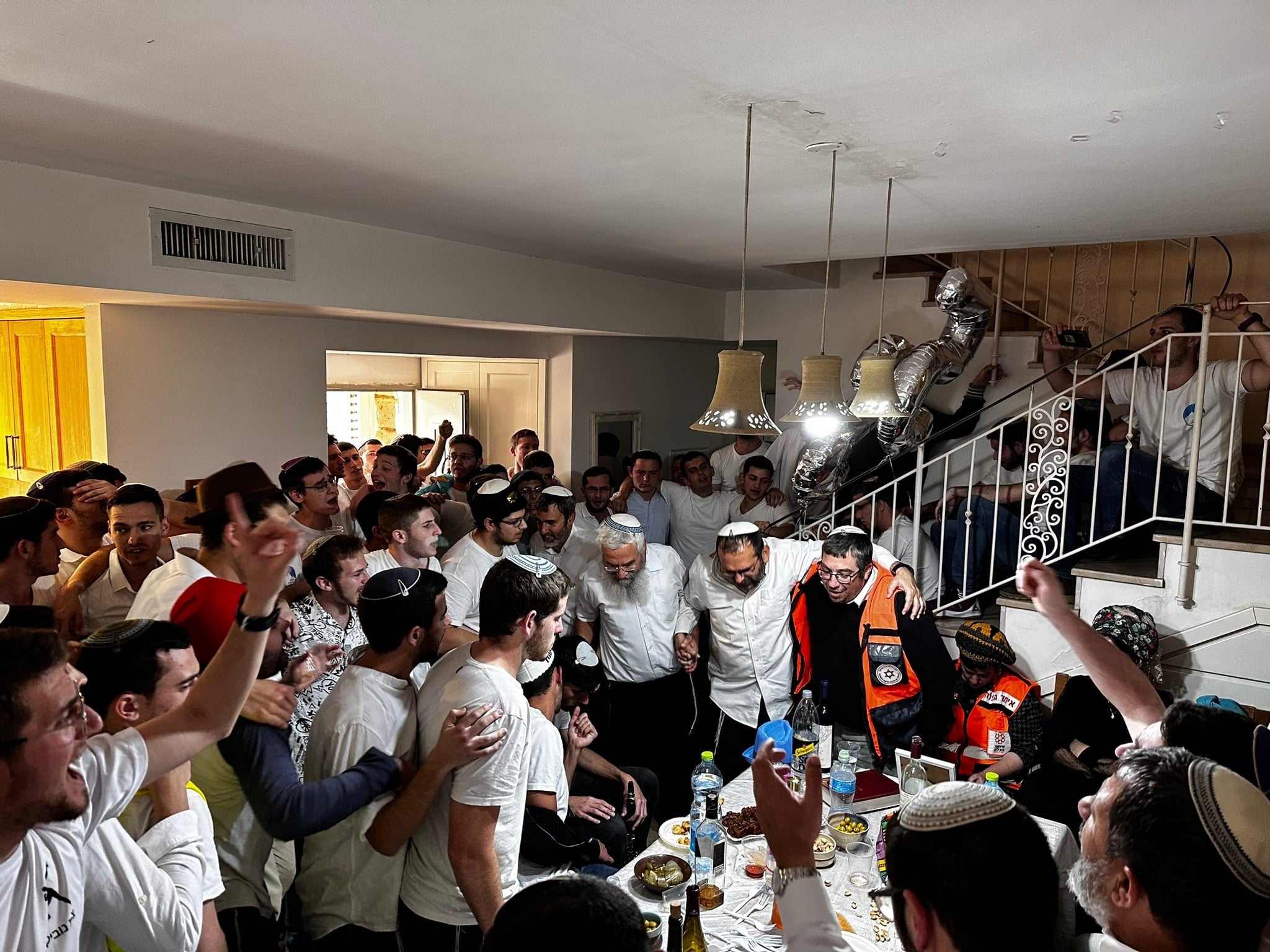 משפחת יניב ותלמידי הישיבה | צילום: ישיבת ההסדר קריית שמונה