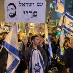 גם בבני ברק: מפגיני שמאל וחרדים מתעמתים סמוך לביתו של ח"כ גפני | תיעוד