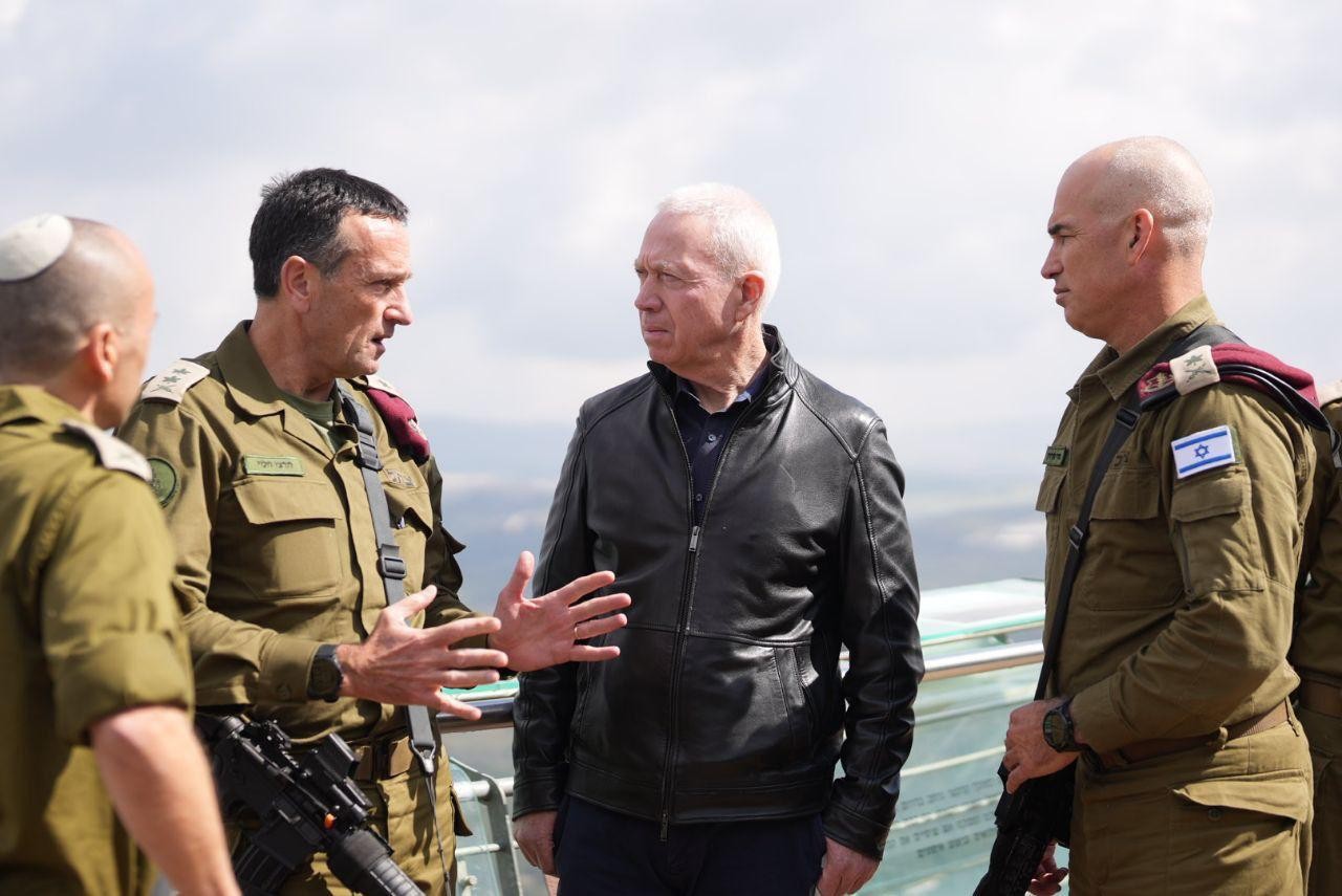 שר הביטחון גלנט בגבול הצפון: "נמצא את המקום והדרך להכות במי שאחראי לפיגוע"