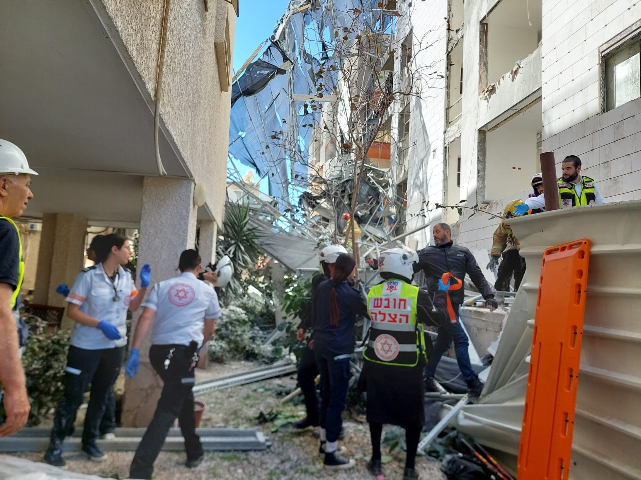רמת גן: פיגומים באתר בנייה קרסו - במקום שני הרוגים ופצועים נוספים