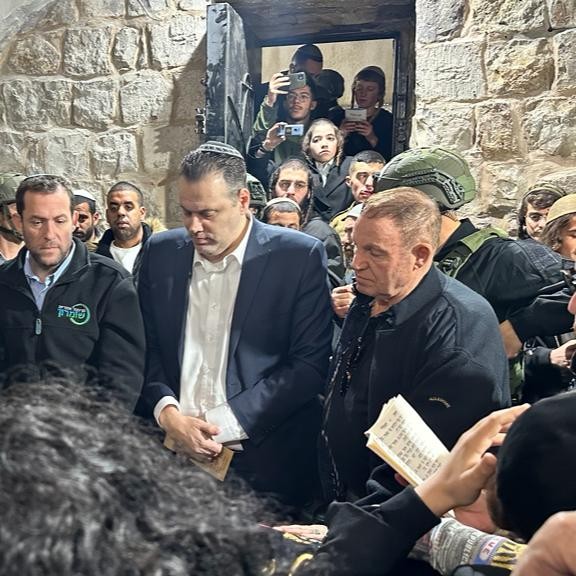 השר מיקי זוהר בקבר יוסף | צילום: תקשורת שר התרבות והספורט