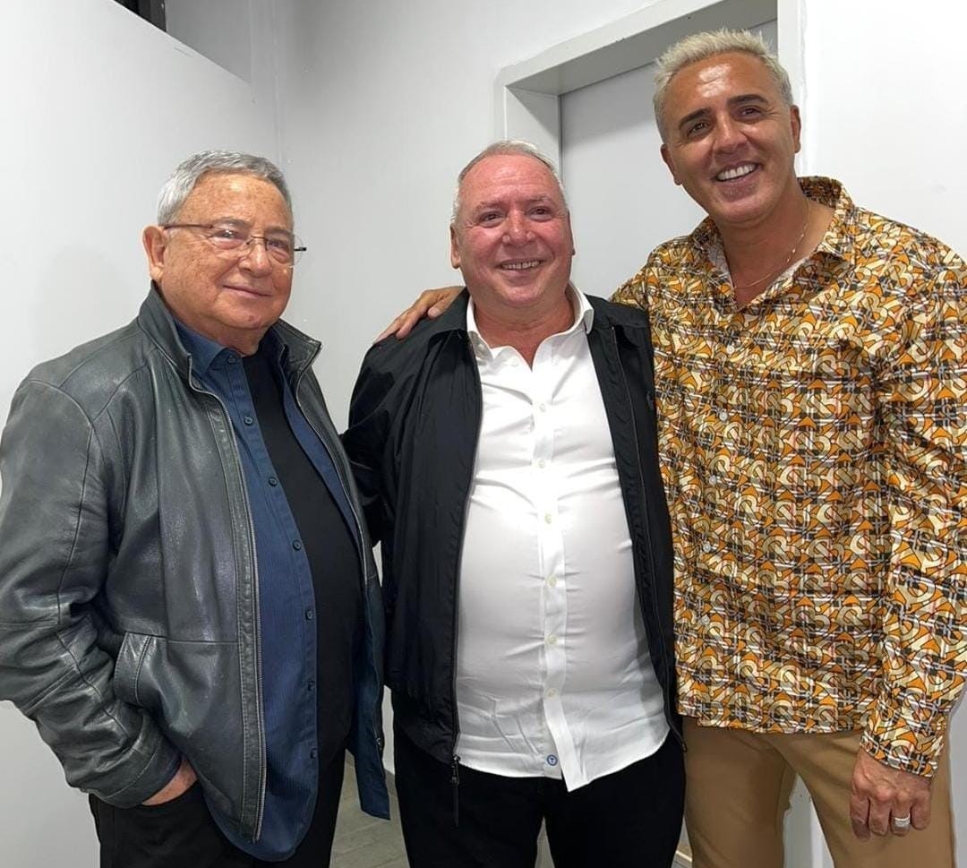 הזמרים קובי פרץ ויובל חנן עם חבר הכנסת דודי אמסלם | צילום: אורי צרור יחסי ציבור