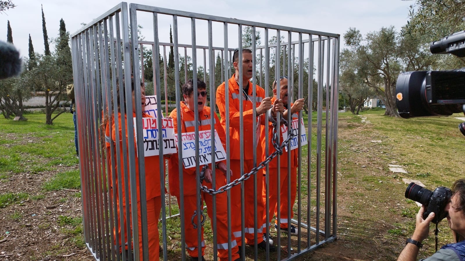 מול בית המשפט העליון: מיצג "נפגעי בג"ץ" - במדי אסירים | תיעוד
