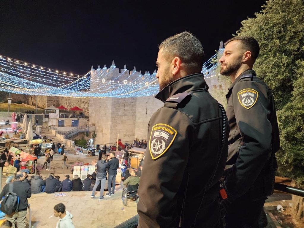 שוטרים על רקע שער שכם בירושלים | צילום: דוברות המשטרה
