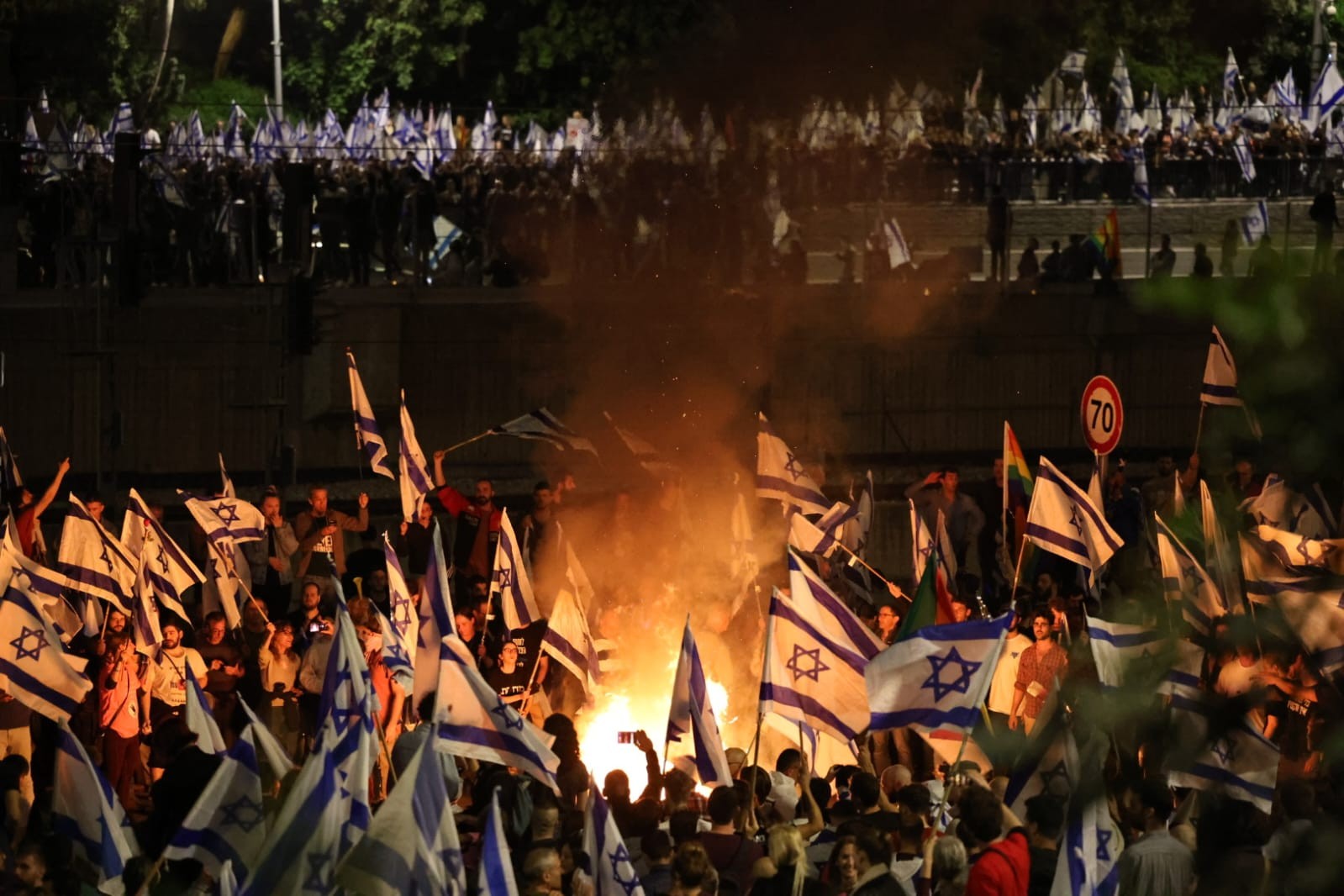 אין לי ארץ אחרת גם אם אדמתי בוערת
