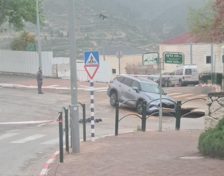 בולען ענק נפער בבית"ר עילית | שימוש לפי סעיף 27א' לחוק זכויות יוצרים