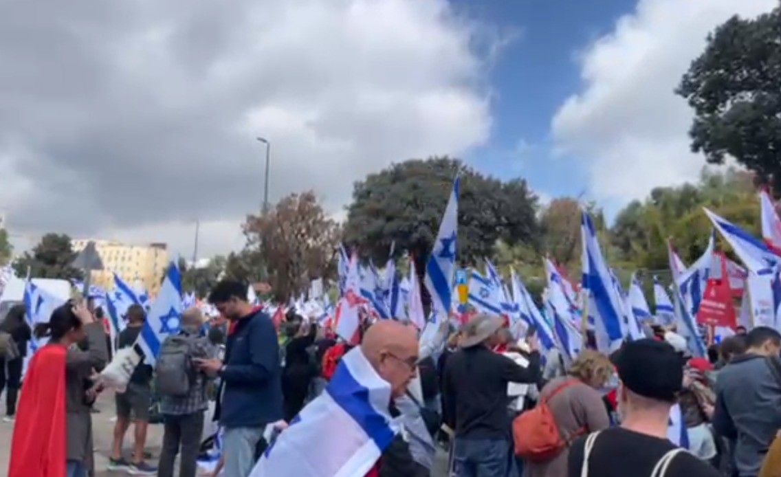 אנרכיה ברחובות: המפגינים חסמו נתיבים באיילון ואת הכניסה לירושלים