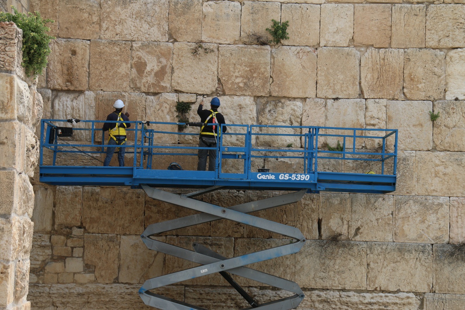נערכים לפסח: חלקי אבן רופפים הוסרו בכותל המערבי לקראת הגעת רבבות 