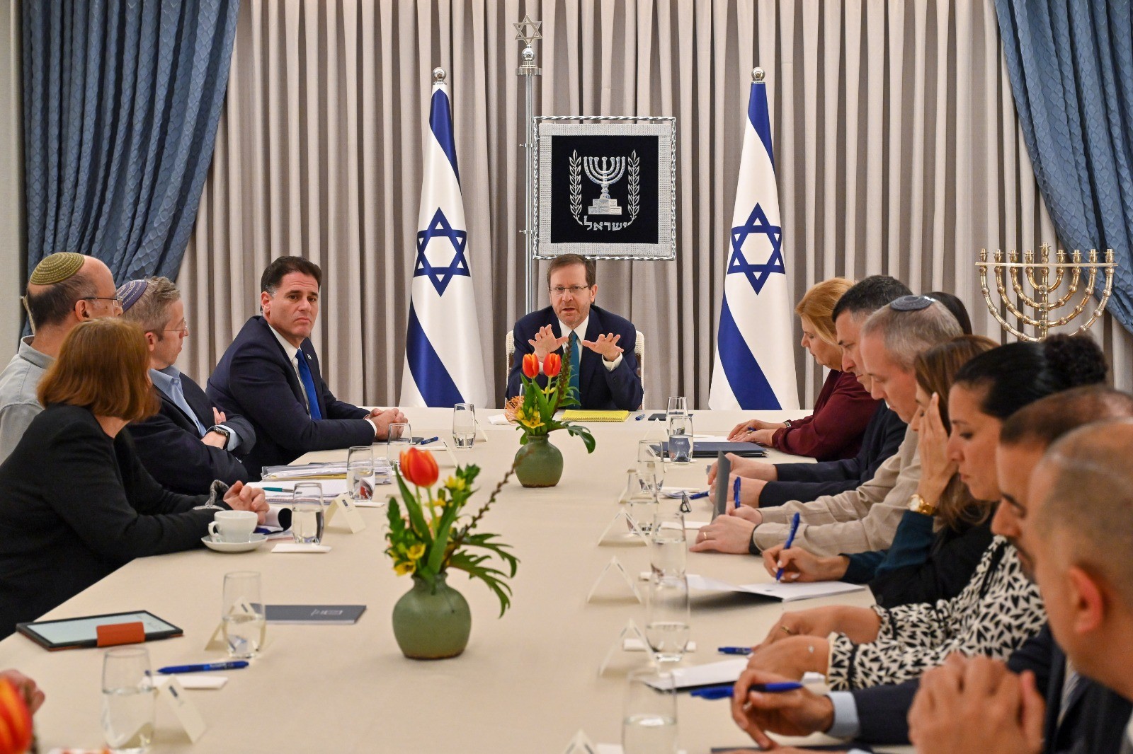 נציגי האופוזיציה והקואליציה בשיחות הפשרה בבית הנשיא | צילום: קובי גדעון, לע״מ