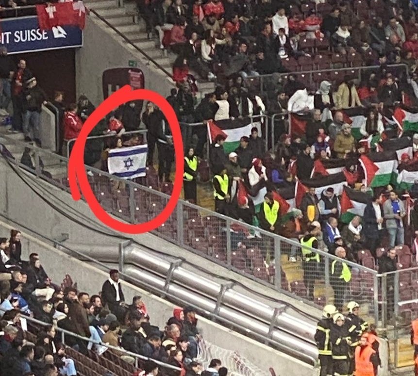 מול כל העולם: דגל ישראל הונף מול עשרות דגלי אש"ף במהלך משחק הנבחרת