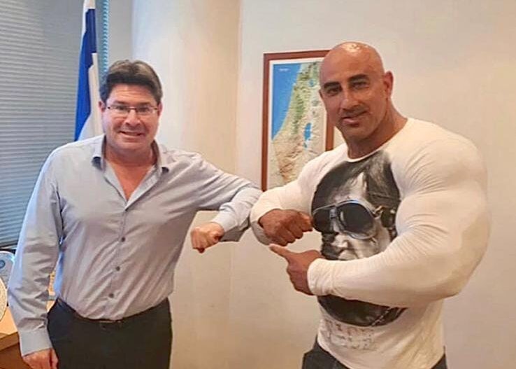 השר אקוניס הותקף בחוף הים; מר עולם יוני האנה: "נגן על חברינו"