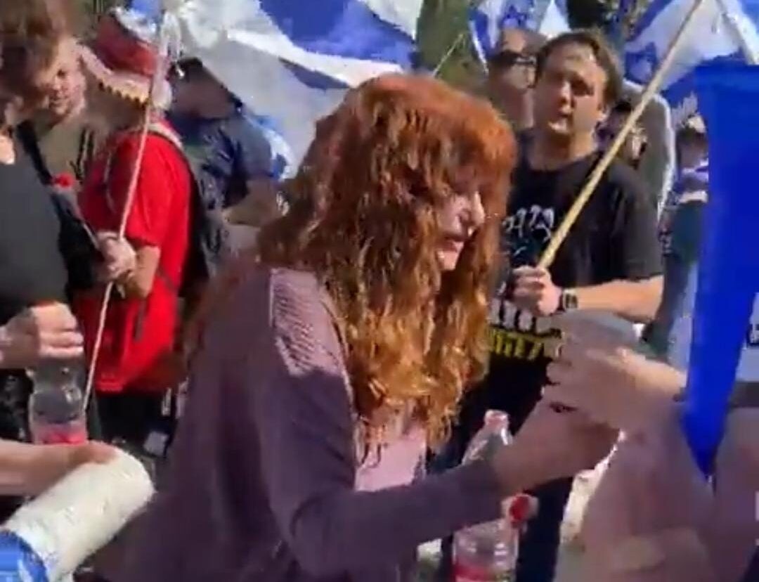 "אני איתכם": מפגיני השמאל טוענים כי אשתו של מפכ"ל המשטרה הצטרפה למחאה