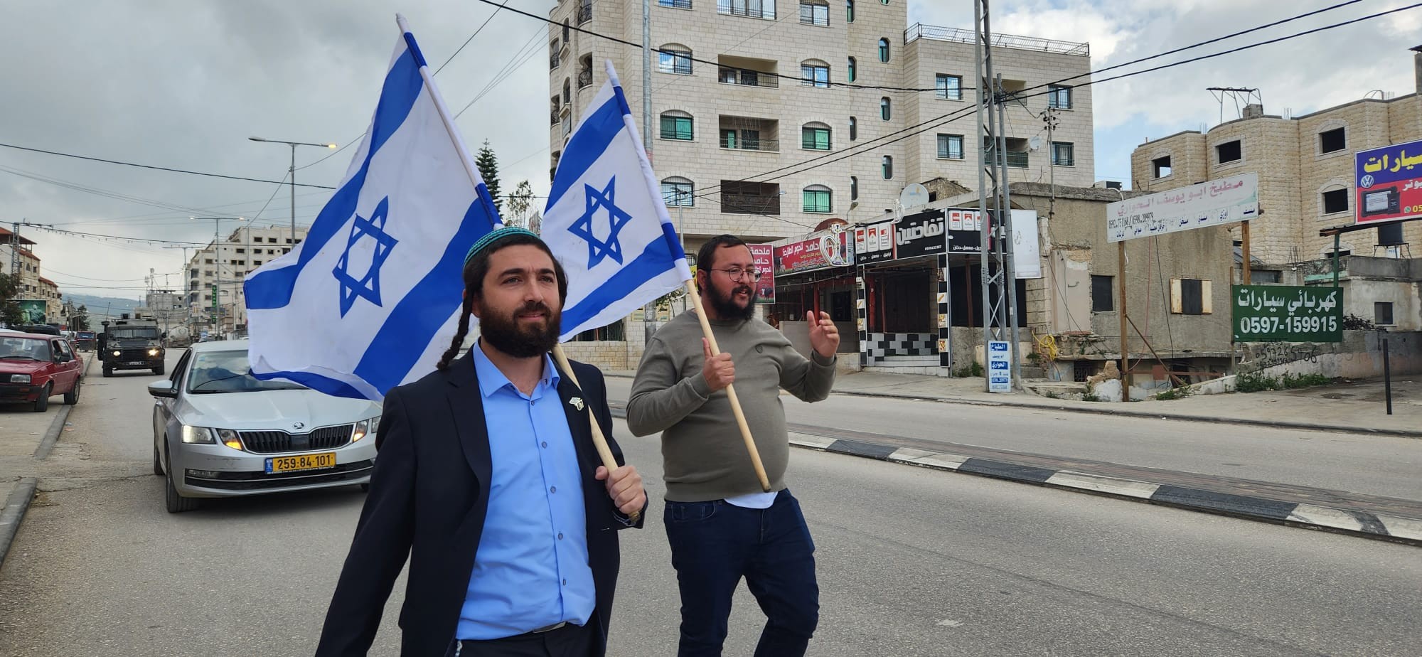 ח"כ צבי סוכות צועד בחווארה. ללא