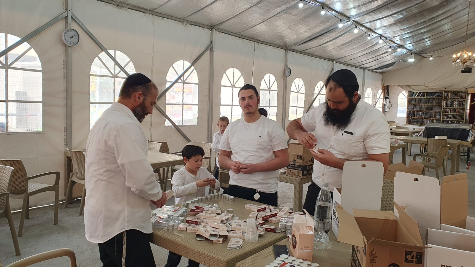 הפגנת האור הגדולה בעולם: כך נערכו בכפר חב"ד לאריזות נרות שבת קודש