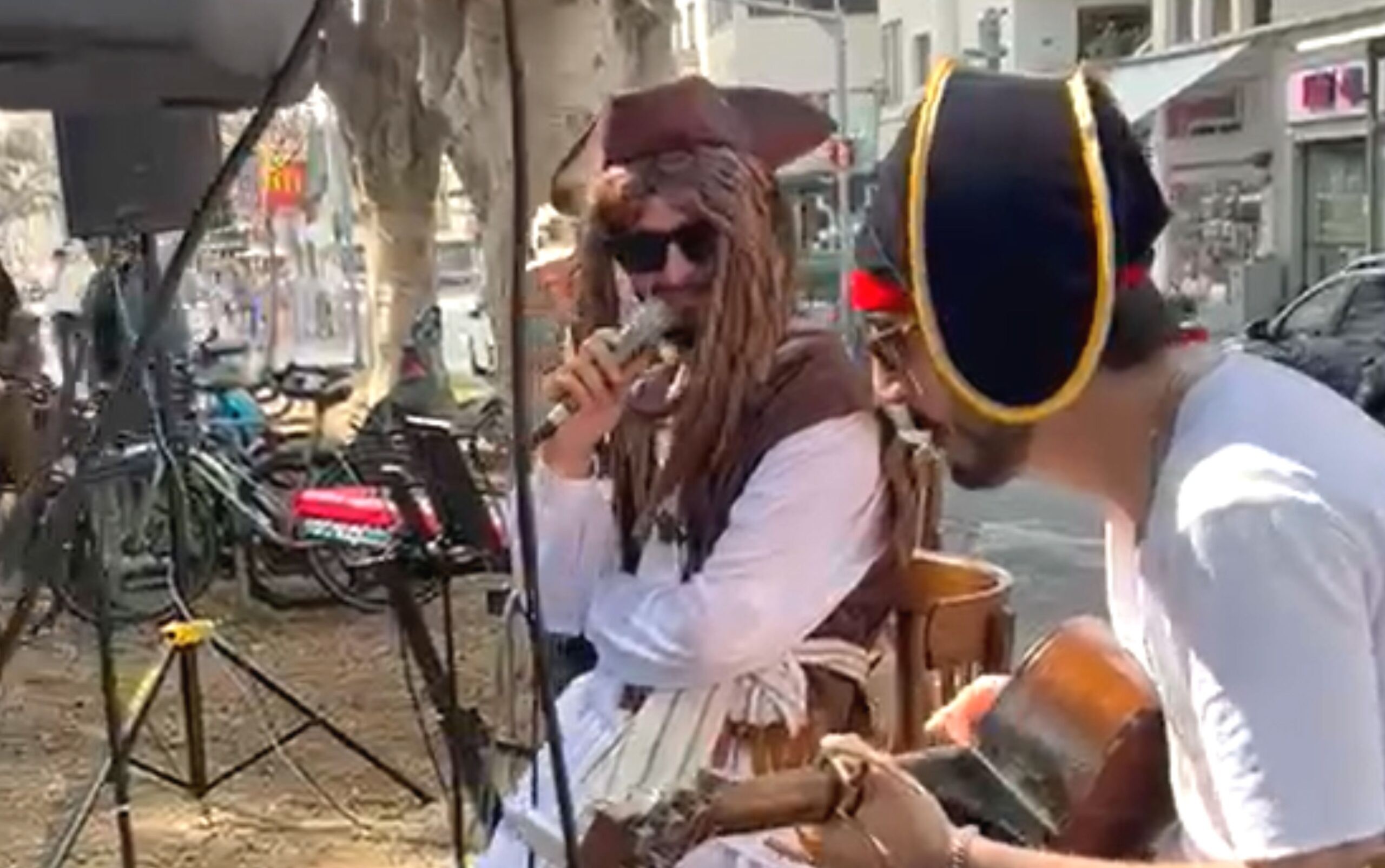 הזמר המפורסם הפתיע את תושבי ת"א ושר ברחוב כשהוא מחופש | צפו