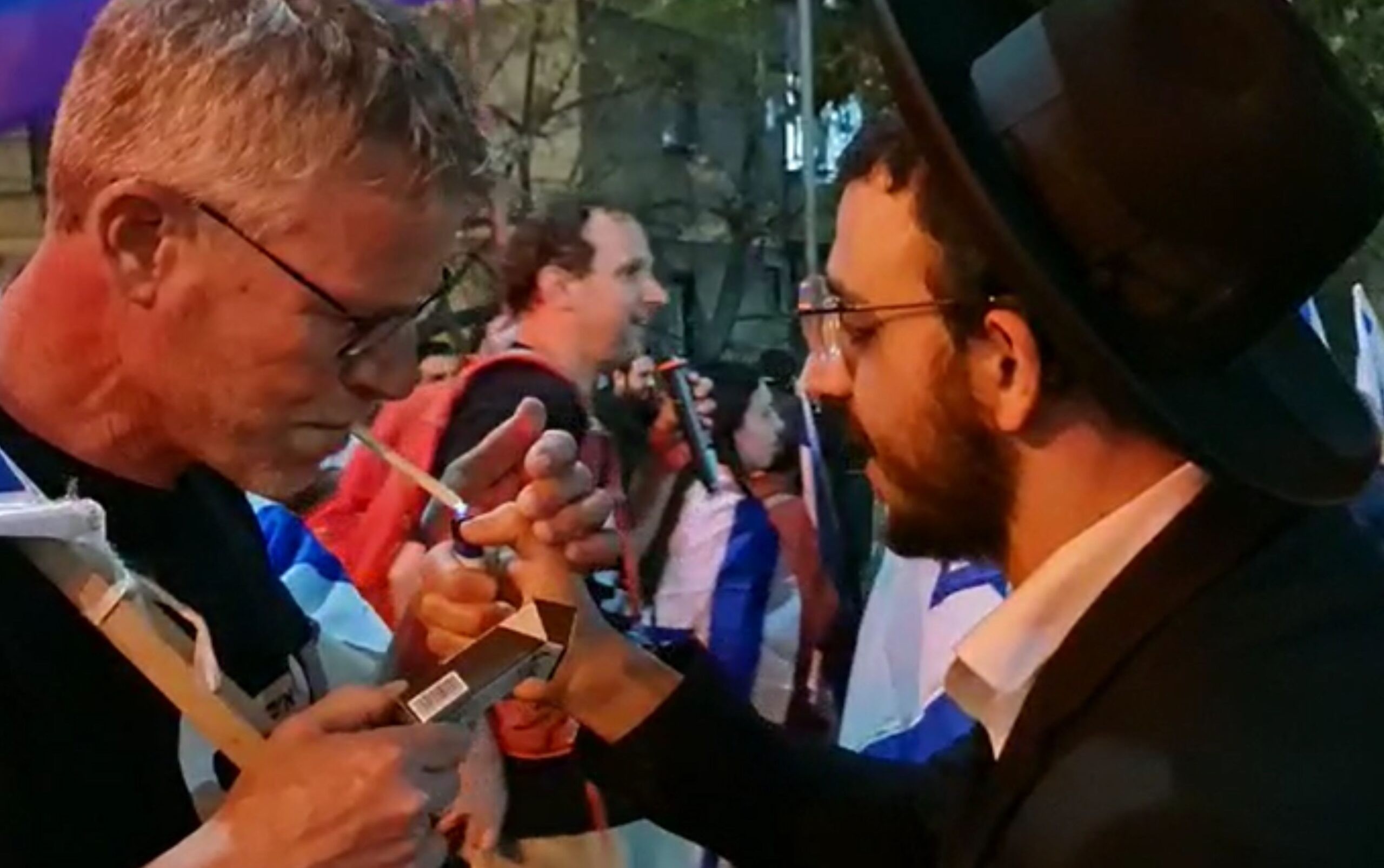 אחים אנחנו: תושבי ב"ב חילקו אוכל; מפגין שמע "שלום עליכם" ובכה | תיעוד