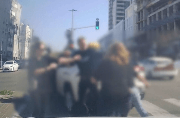 תיעוד מצמרר: נהג מונית תקף נוסע בכביש לאור יום בבת ים