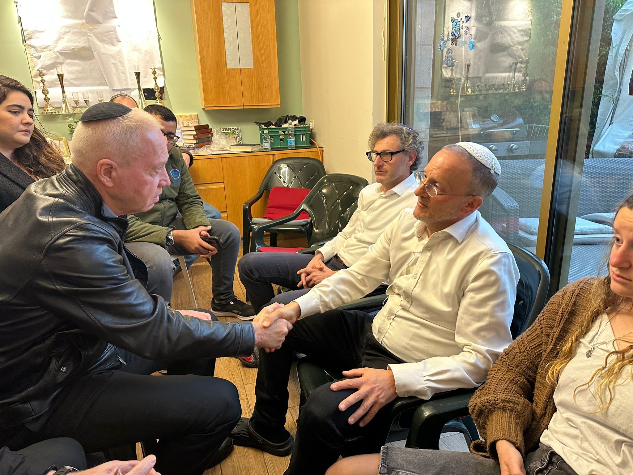 מערכת הביטחון תבוא חשבון עם המחבלים: השר גלנט ניחם את משפחת די