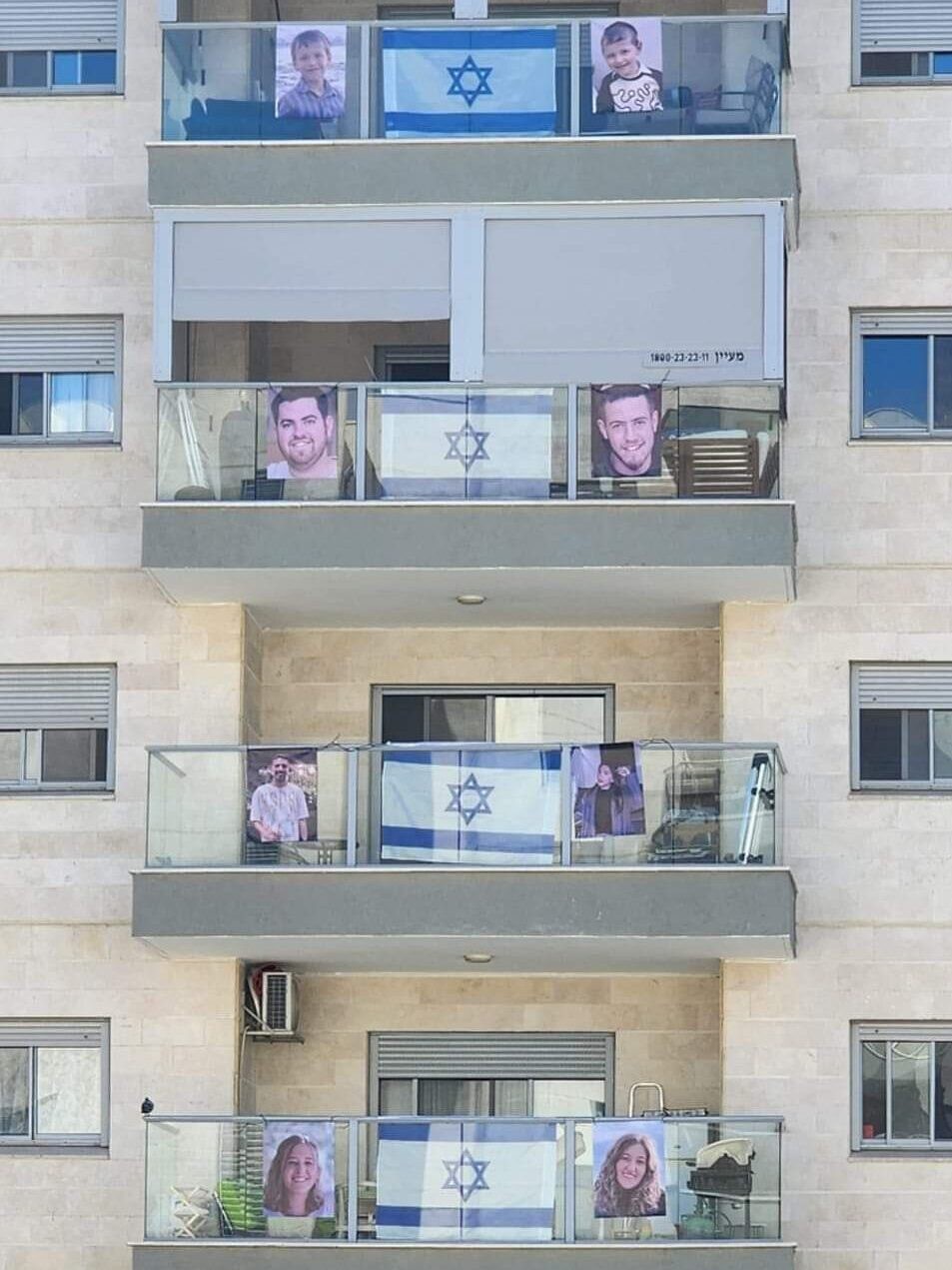"כולנו עם אחד": תמונות האחים נתלו על חזית בניין בשדרות | צפו