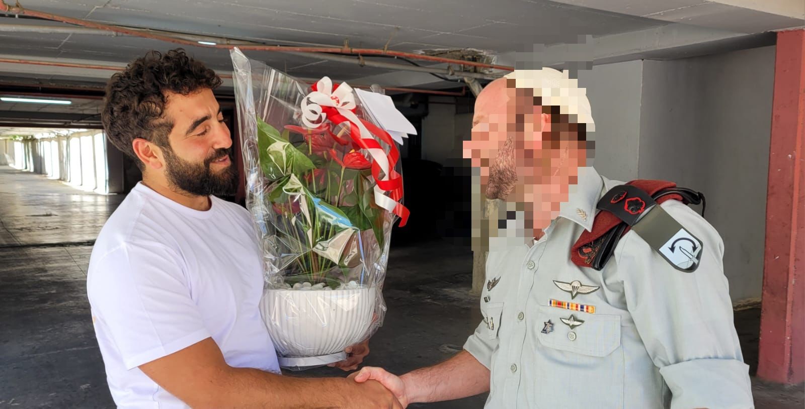 רגע לפני שידליק משואה בהר הרצל: עשרות לוחמים שלחו פרחים למפקד דובדבן
