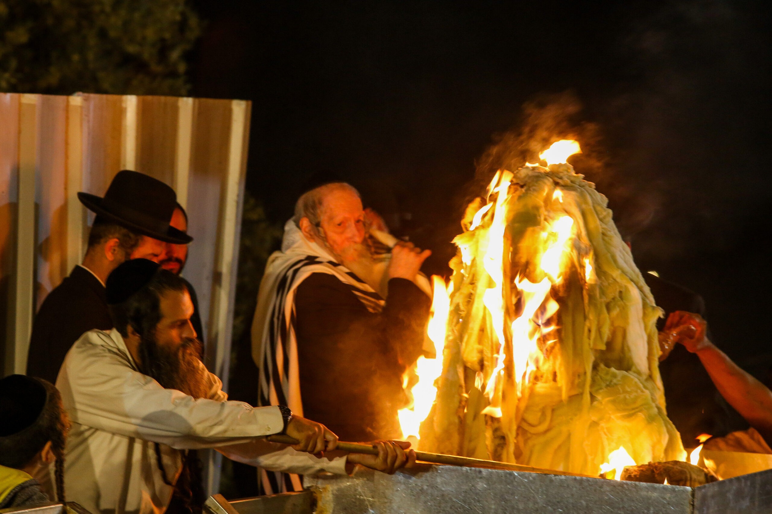 דרישה: לאסור על הרב ברלנד להדליק מדורה בל"ג בעומר במירון