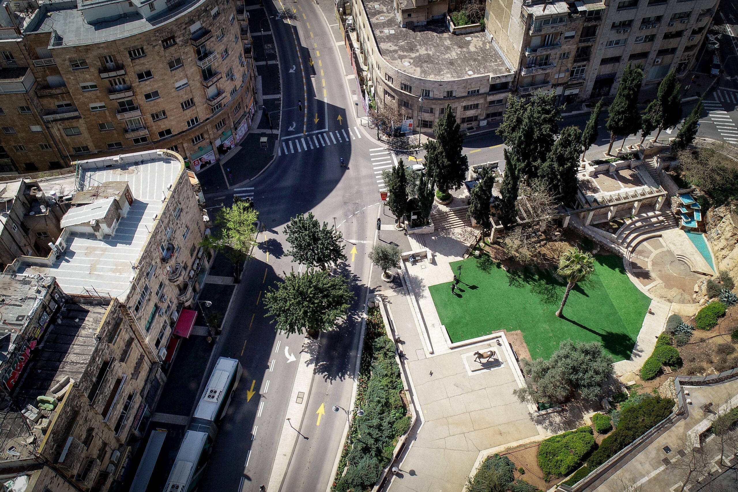 שערורייה: ערבי תושב י-ם אנס צעירה בגן ציבורי בעיר - ושוחרר ע"י בימ"ש