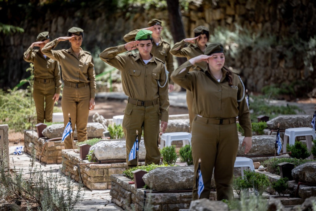 רה"מ למשפחות הנופלים: "בשמם נמשיך לדבוק במשימת הניצחון"