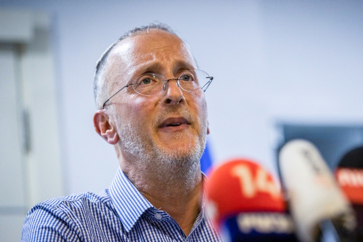 כשנתיים לאחר ששכל את אשתו ובנותיו: הרב ליאו די התארס