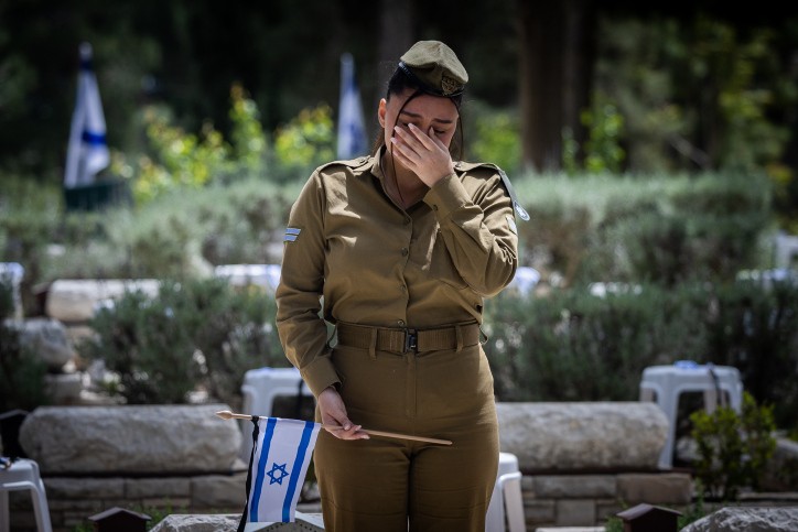 חיילת בבית העלמין הצבאי בהר הרצל | צילום: יונתן זינדל פלאש 90