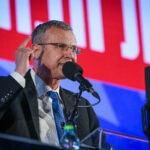 השר לוין בהפגנת המיליון: "הרפורמה תוביל לדיקטטורה? אין שקר גדול מזה"