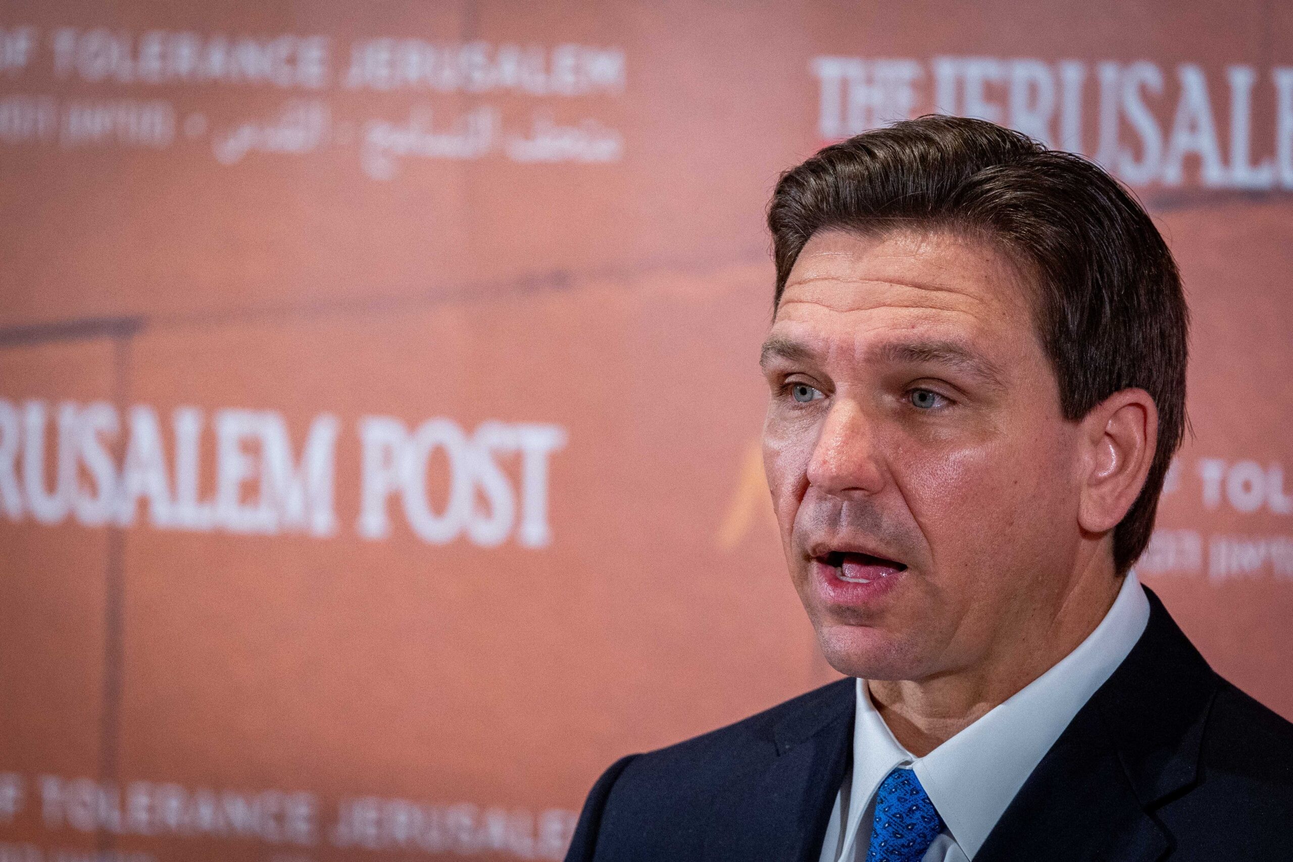 עכשיו זה רשמי: מושל פלורידה רון דסנטיס יתמודד לנשיאות ארה"ב