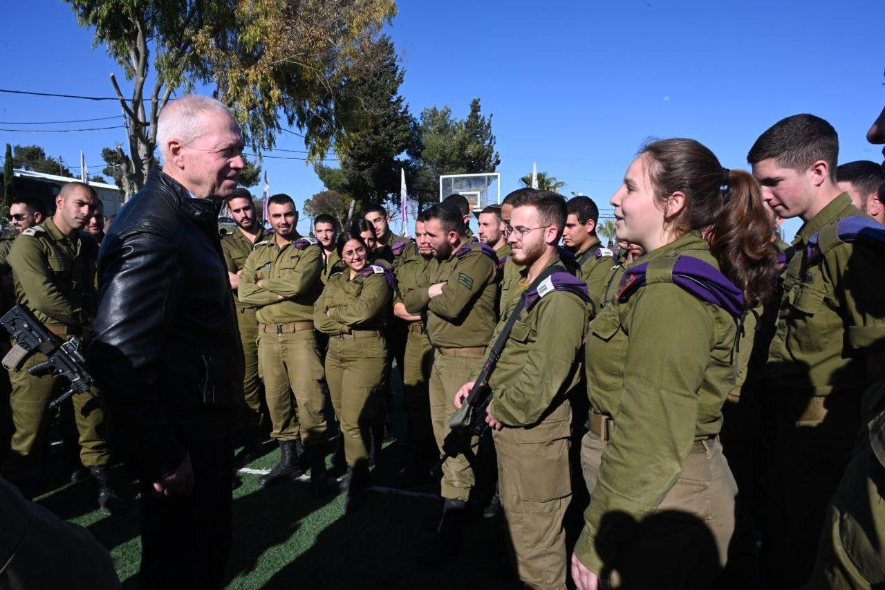 עסקים כרגיל | שר הביטחון גלנט: "לא נאפשר לחיזבאללה ולאיראן לפגוע בנו"