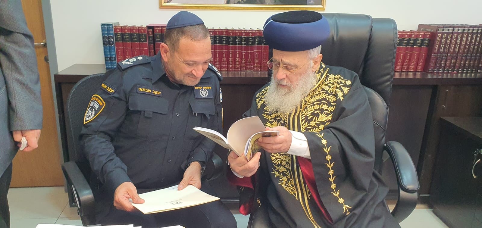כשרים לפסח: מפכ"ל המשטרה מכר את החמץ לרבנים הראשיים