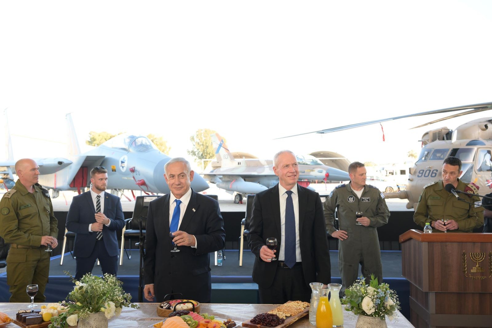 גלנט בהרמת כוסית לצד נתניהו במשרד הביטחון: "שמחים לארח אותך כאן"