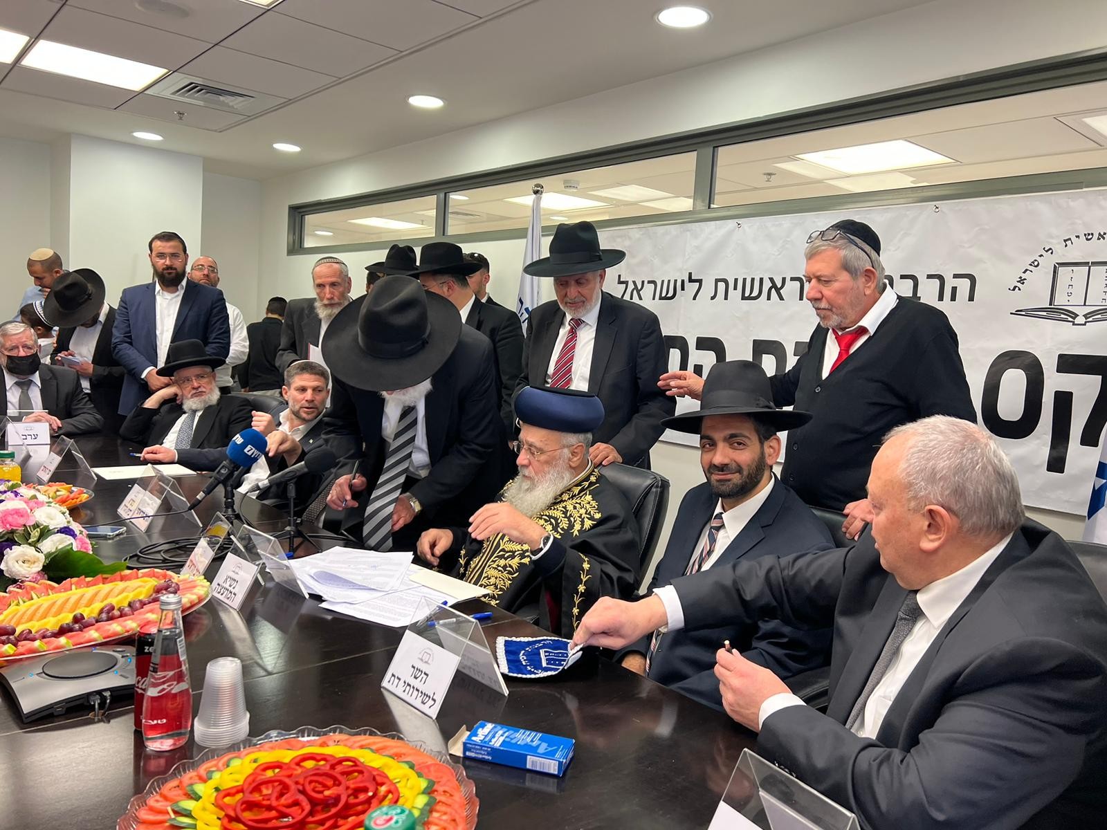 כמדי שנה - הרבנים הראשיים לישראל מכרו את החמץ של המדינה 