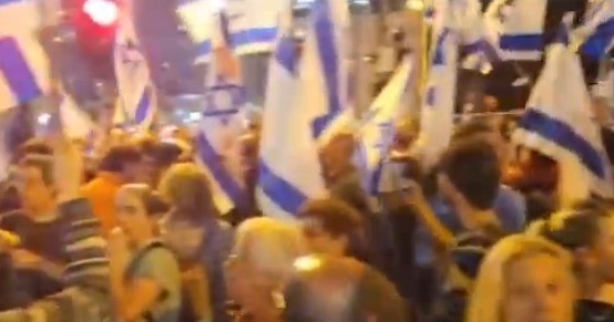 ההפגנות מתחדשות: עשרות פעילי שמאל חסמו את איילון במחאה על נאום רה"מ